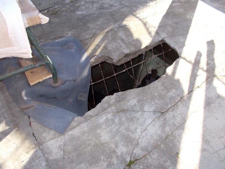 FOTO/VIDEO – O femeie a căzut cu o placă din beton într-o magazie