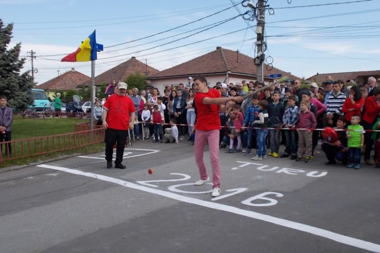 Medieșenii se pregătesc pentru oină și țuru