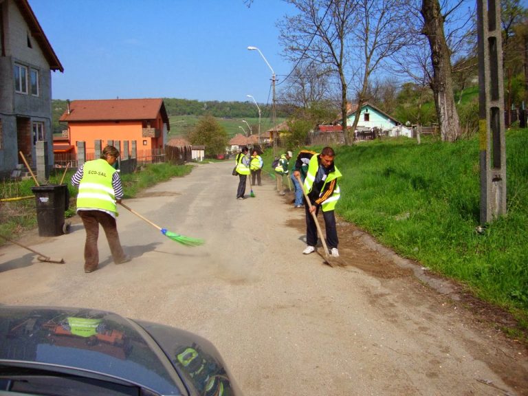 Se trece la programul de vară pentru curățarea străzilor