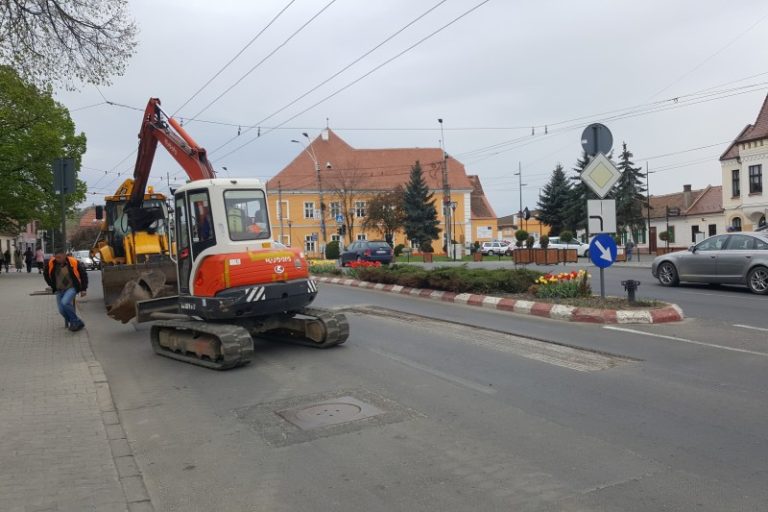Scandal din cauza peticelor de pe străzi: S-au aruncat banii pe fereastră