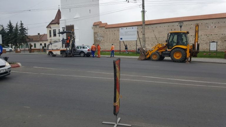 Scandalul peticelor: Se așterne asfalt în zonele frezate