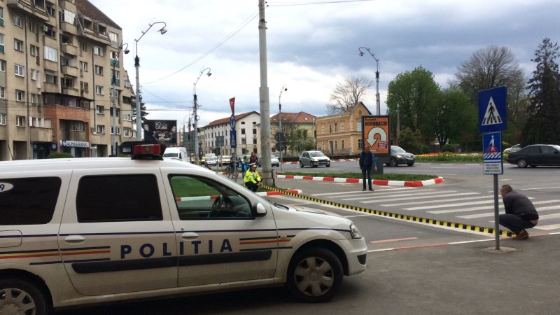 Biciclist ranit pe trecerea de pietoni