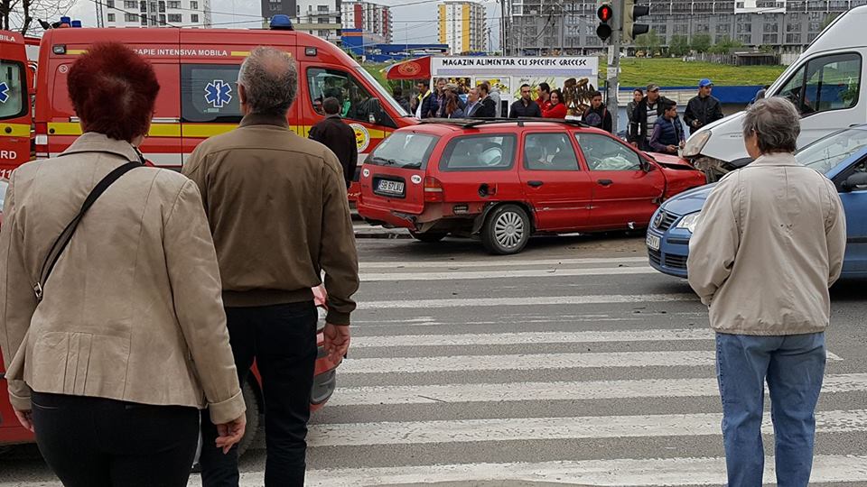 FOTO: Mamă şi copil răniţi într-un accident la Piaţa Rahovei