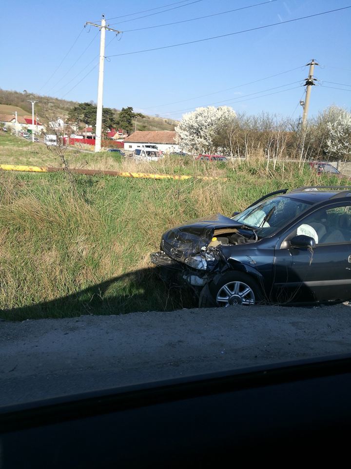 Accident cu trei maşini pe DN14, două femei au fost rănite