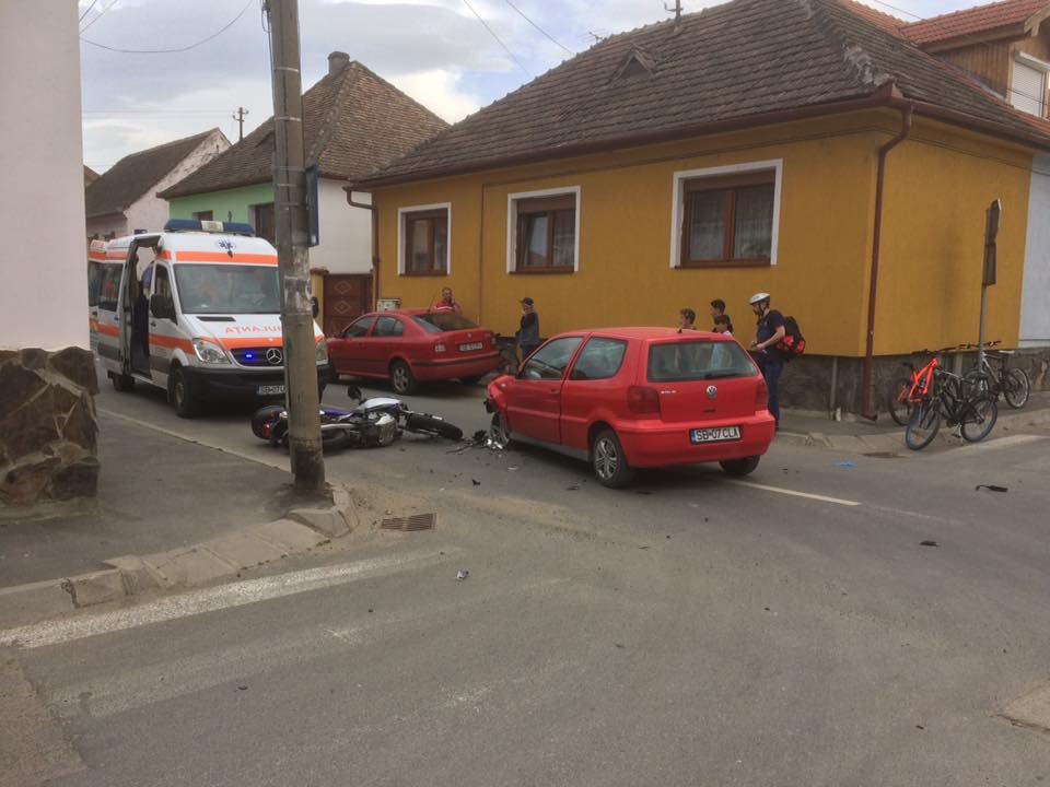 FOTO: Motociclist lovit de o maşină într-o intersecţie