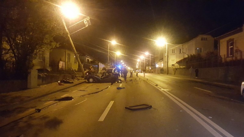 UPDATE FOTO: Accident grav pe strada preşedintelui, o maşină a intrat într-un stâlp