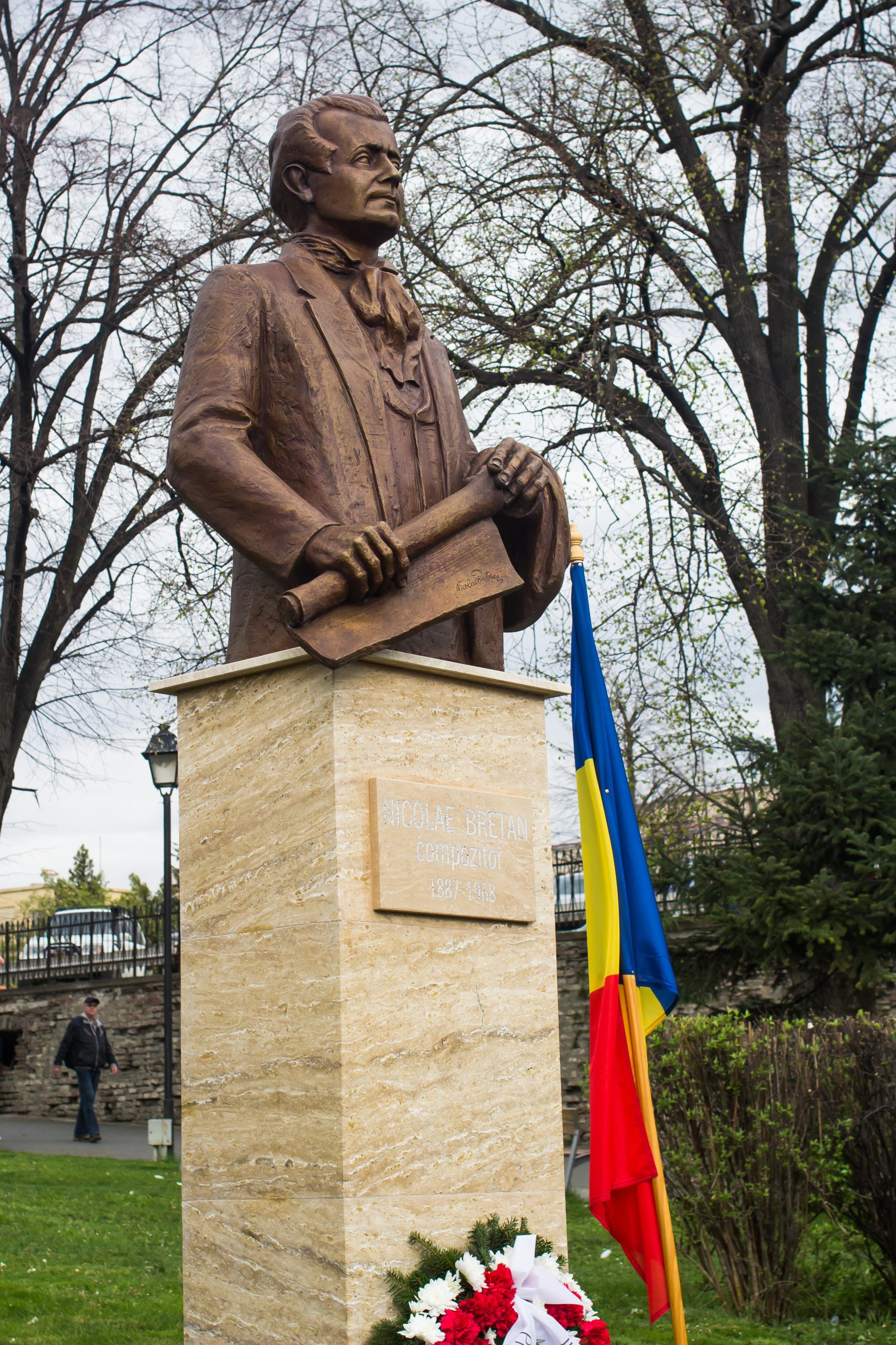 Parcul Teatrului înzestrat cu bustul lui  Nicolae Bretan