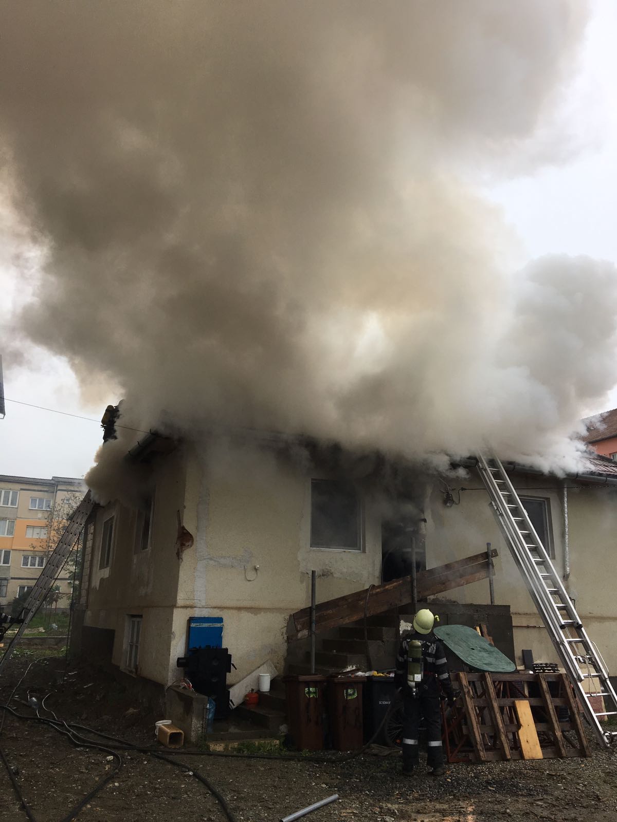 UPDATE-FOTO: Incendiu la o casă din Cisnădie