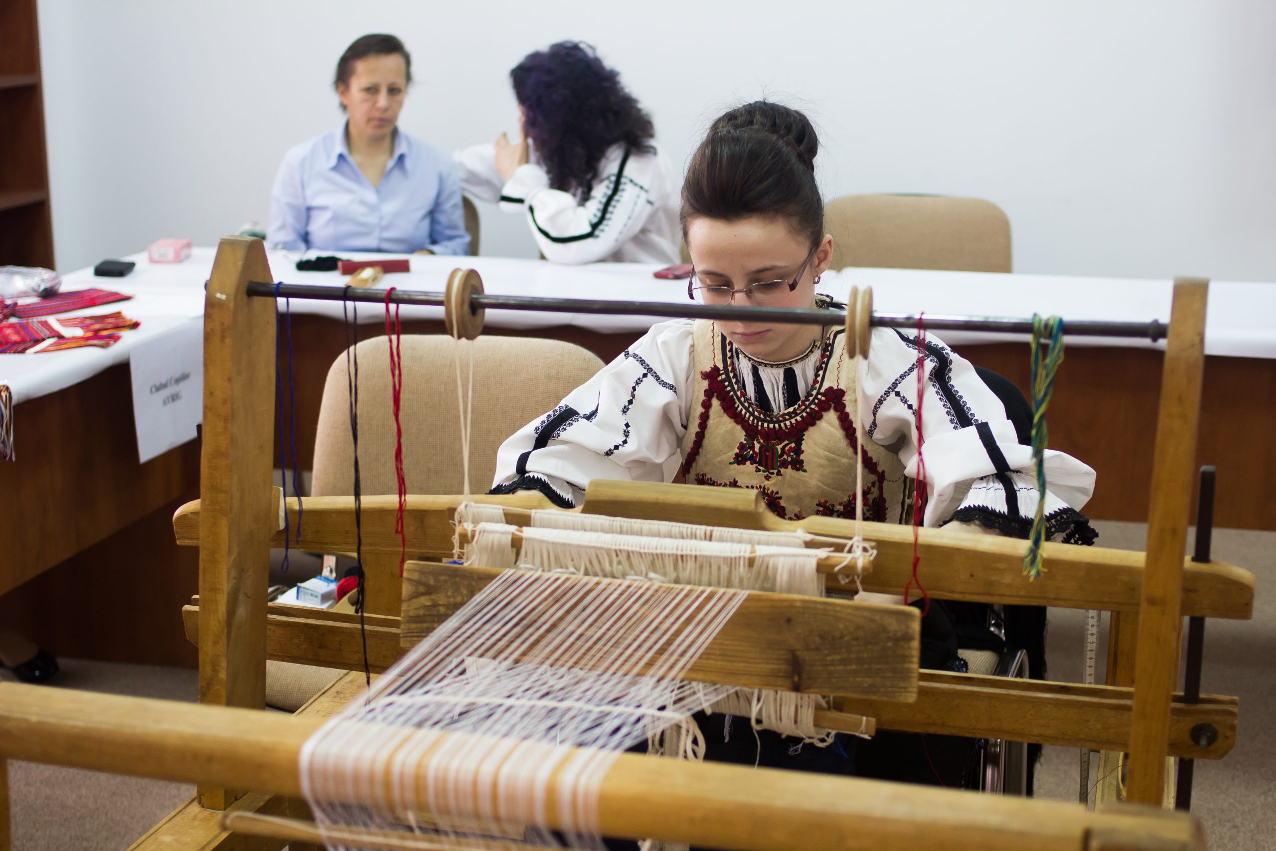 Muzeul Astra Sibiu și Fundaţia Casa Tradiţiilor Ardeleneşti din Târgu Mureș încearcă să salveze vechile noastre meserii