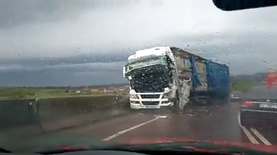 VIDEO: Trafic blocat pe DN7, la ieşirea din Tălmaciu, două TIR-uri s-au ciocnit