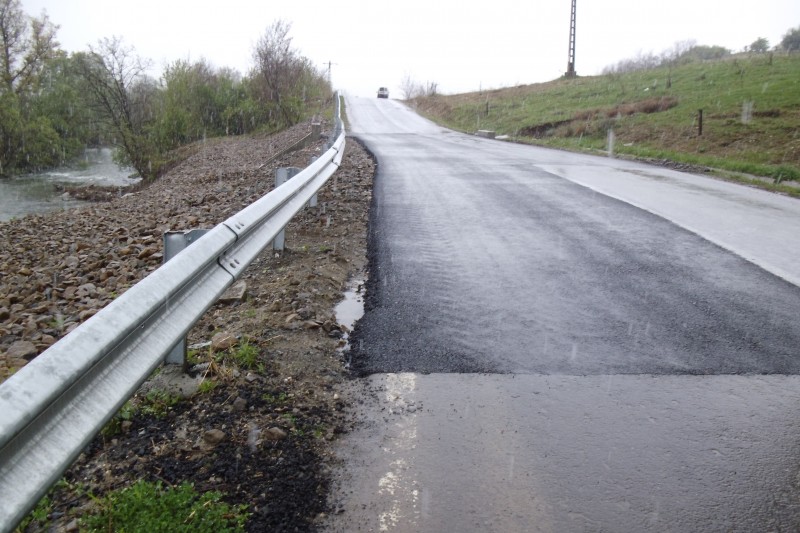 Două drumuri judeţene calamitate au fost consolidate