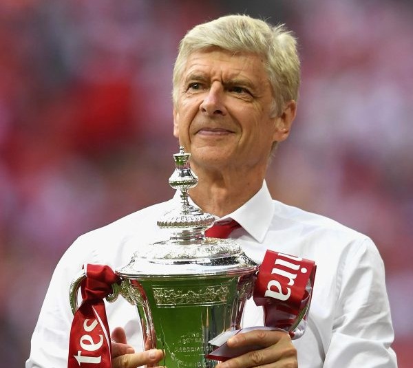 Arsene Wenger scrie istorie în fotbalul englez