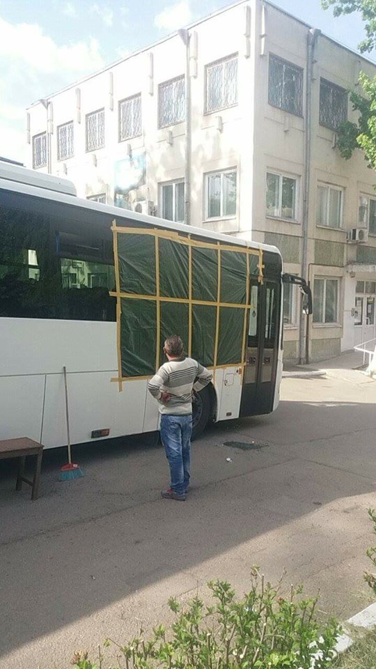 FOTO – Autocarul Gazului Metan, atacat cu pietre la Botoșani