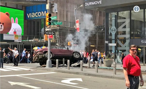 Cel puţin un mort şi 22 de răniţi, după ce un bărbat a intrat cu un vehicul într-un grup de pietoni, în New York