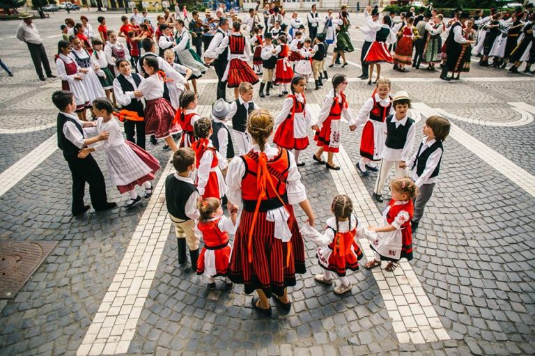 Festivalul de Dansuri Maghiare a atras sute de persoane