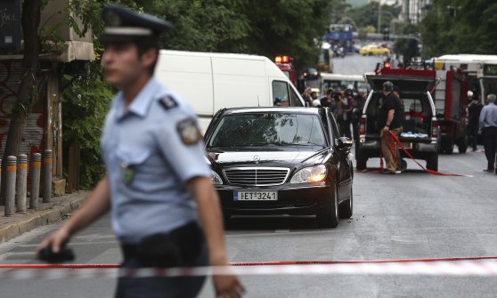 Fostul premier al Greciei Lucas Papademos şi alte două persoane, răniţi grav în urma unei explozii  în centrul Atenei
