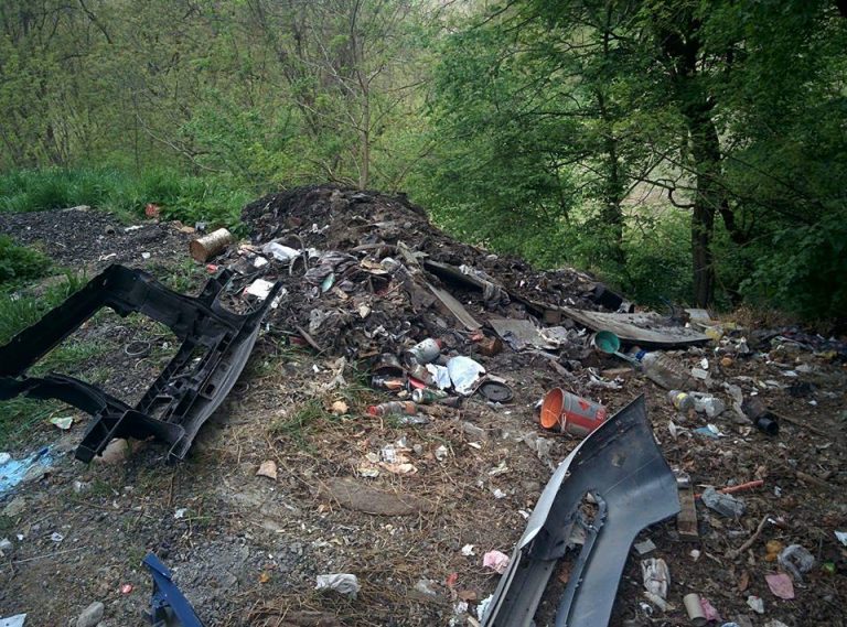FOTO – „Munți” de gunoaie într-o parcare la intrarea în municipiu