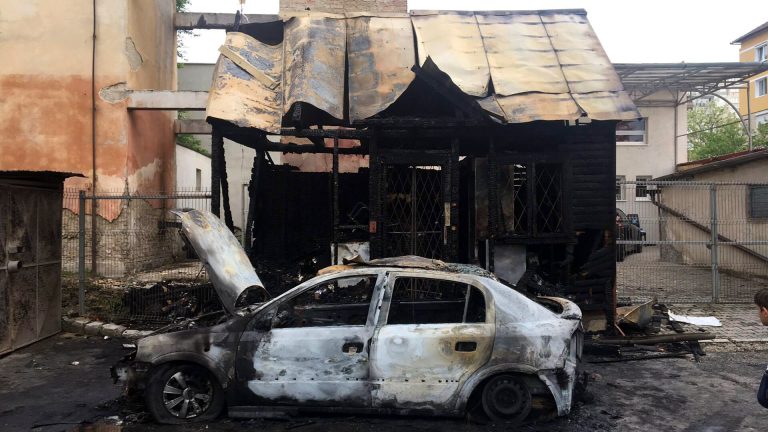 FOTO – Autoturism distrus complet într-un incendiu. Flăcările au ajuns și la un chioșc