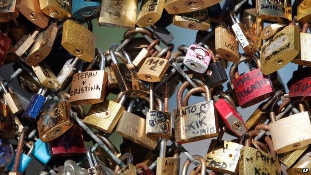 Lacătele iubirii de pe celebrul Pont des Arts din Paris vor fi scoase la licitație