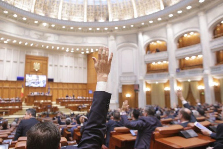 Legea salarizării intră în dezbaterea comisiilor de specialitate din Camera Deputaţilor