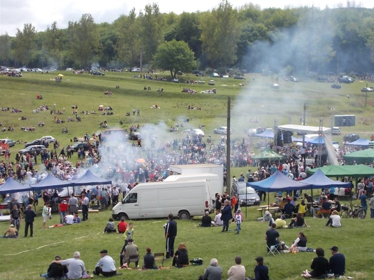 Petrecere câmpenească de 1 mai, la barajul Ighișu Nou