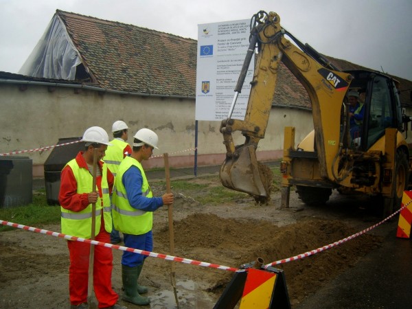 Rețele noi de apă și canalizare pe 20 de străzi din Mediaș