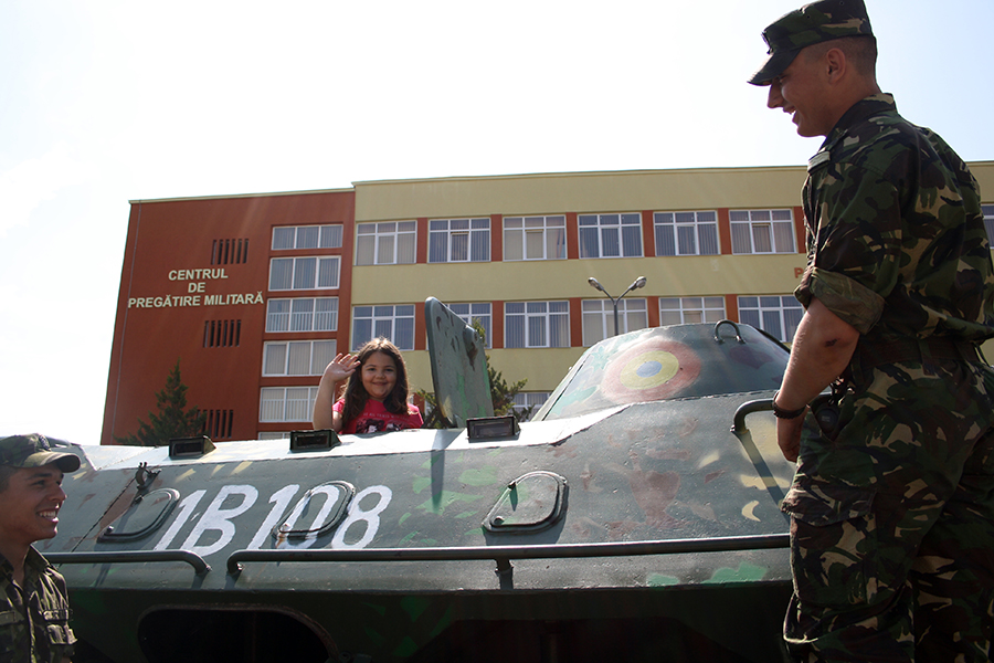 [AUDIO/FOTO] Școala Altfel la AFT – grenade, fanfara militară și lupte