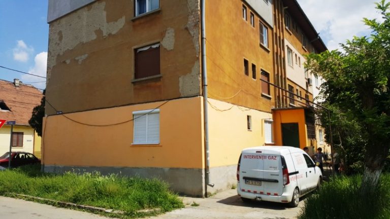 FOTO – Explozie la Mediaș, un bătrân a fost rănit