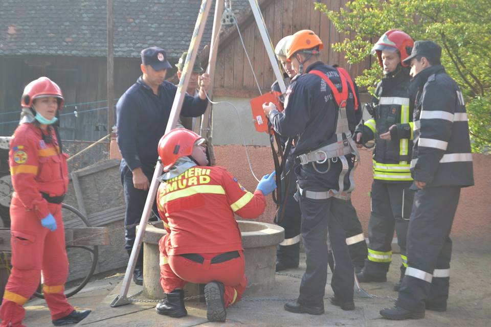 UPDATE-FOTO: Femeie de 70 de ani căzută în fântână la Roşia