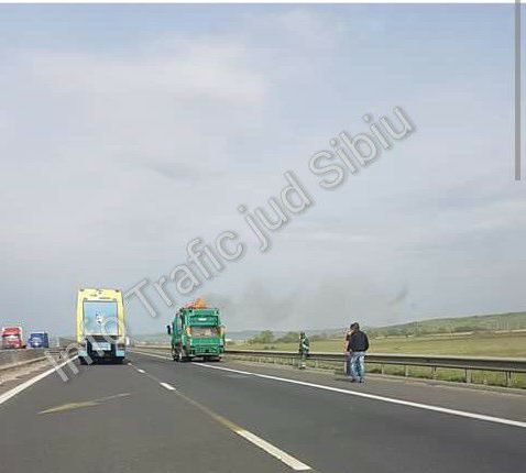 O maşină de gunoi a luat foc pe autostradă