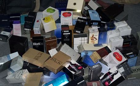 Comerciant de parfumuri contrafăcute reţinut de jandarmi