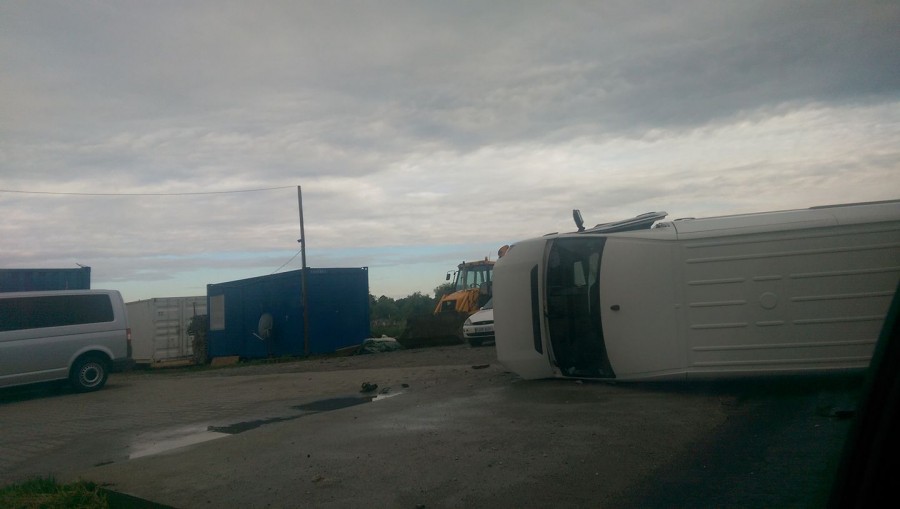 Coliziune între autoturism și microbuz pe Calea Cisnădiei. Se circulă în coloană