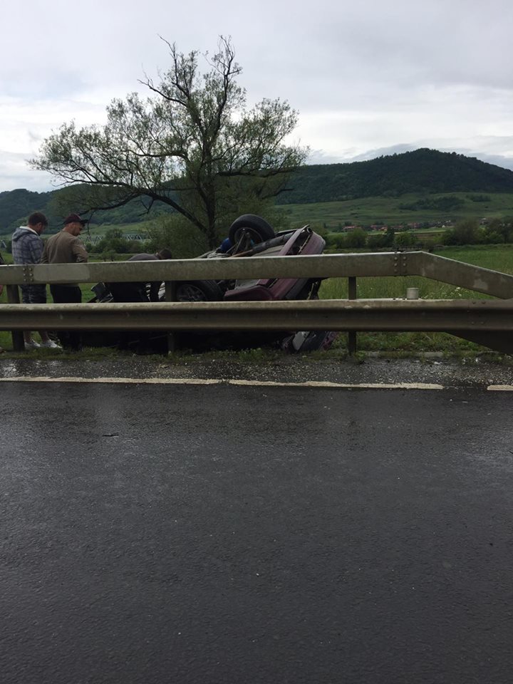 FOTO – Mașină răsturnată după un impact frontal