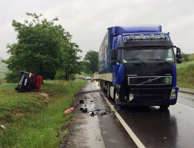 FOTO – S-a răsturnat pe DN 14 după ce s-a izbit de un TIR