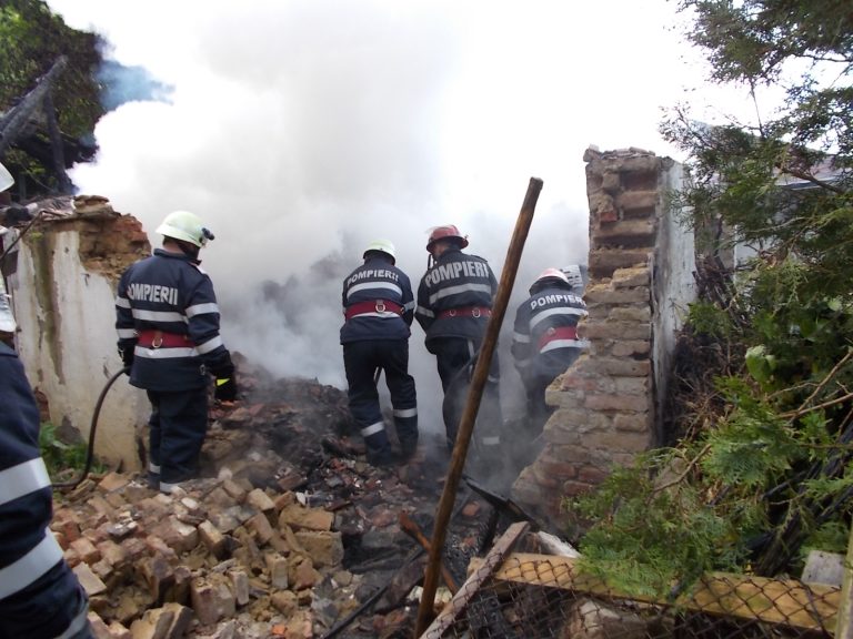 Anexă gospodărească distrusă de incendiu