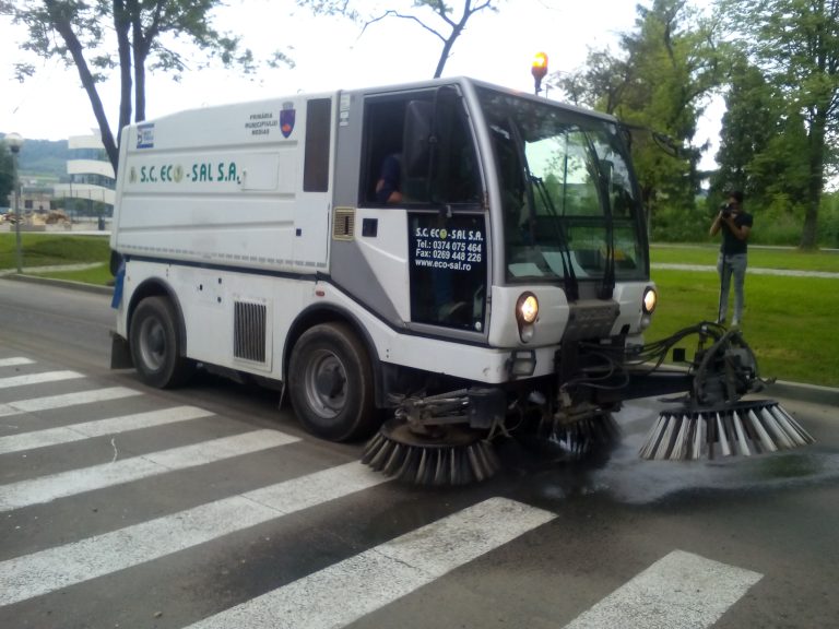 Operatorul de salubritate și-a luat automăturătoare