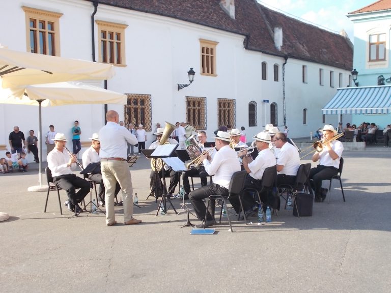 GALERIE FOTO – Muzică de promenadă și jazz în centrul istoric al orașului