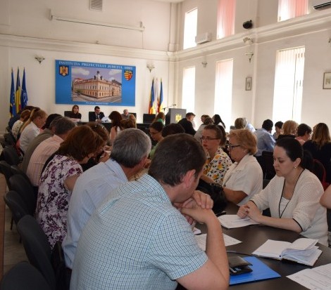 Secretarii primăriilor din județ, instruiți la Prefectură