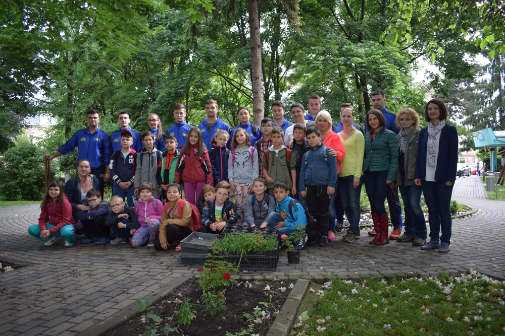 Peste 300 de flori plantate în „Săptămâna verde”