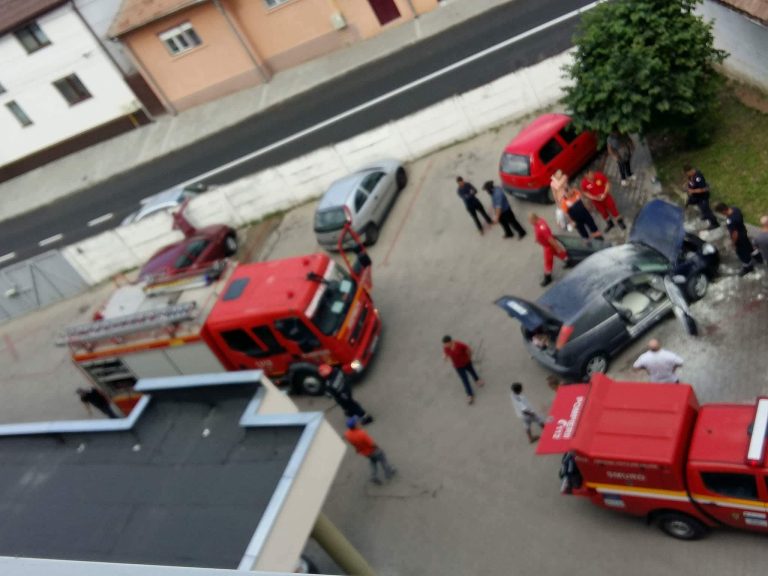 FOTO – Un autoturism a luat foc în curtea spitalului