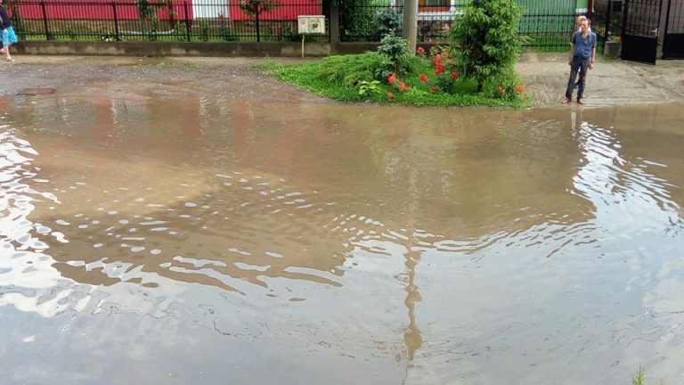 Inundaţii în 90 de localităţi din 19 judeţe; apa a intrat în 171 de case