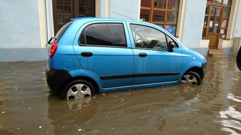 GALERIE FOTO – Străzi inundate după o ploaie torențială