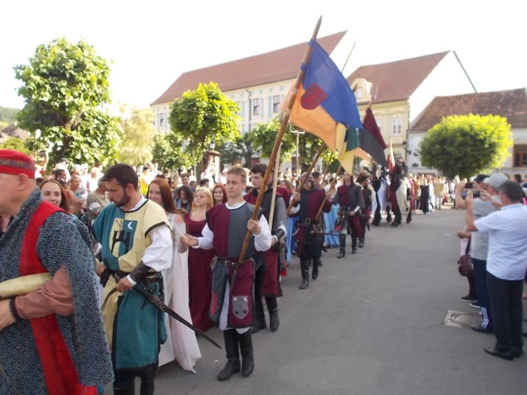 GALERIE FOTO – Peste 200 de participanți la parada medievală și a costumelor populare