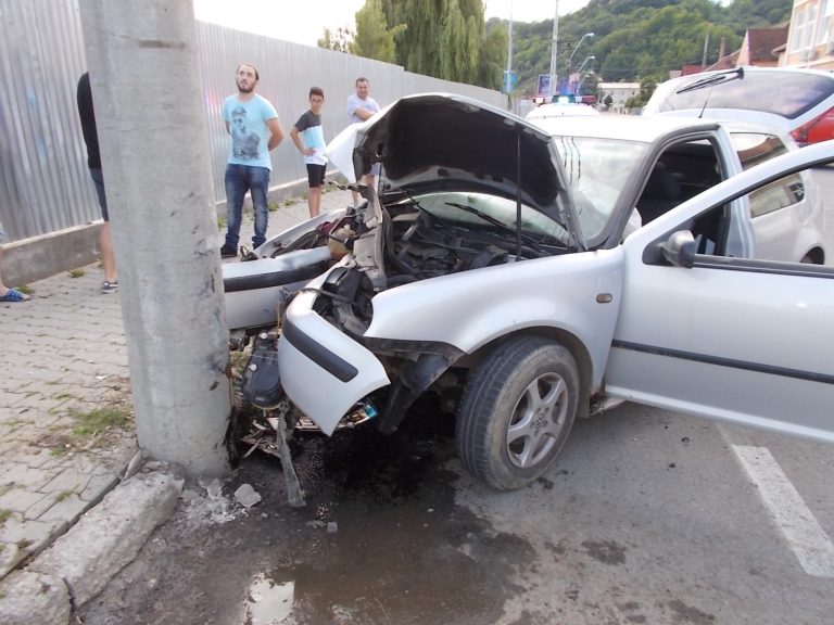 GALERIE FOTO – Bine băut, și-a făcut mașina praf într-un stâlp