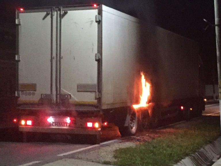 GALERIE FOTO – Un TIR a luat foc pe DN 14, în Axente Sever