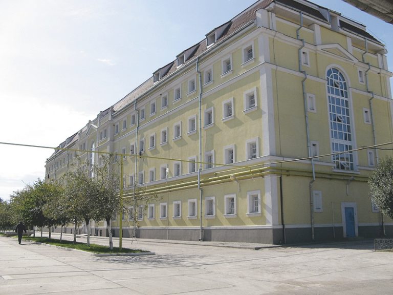 Tânăr din Mediaș, condamnat pentru tâlhărie, găsit spânzurat în penitenciar