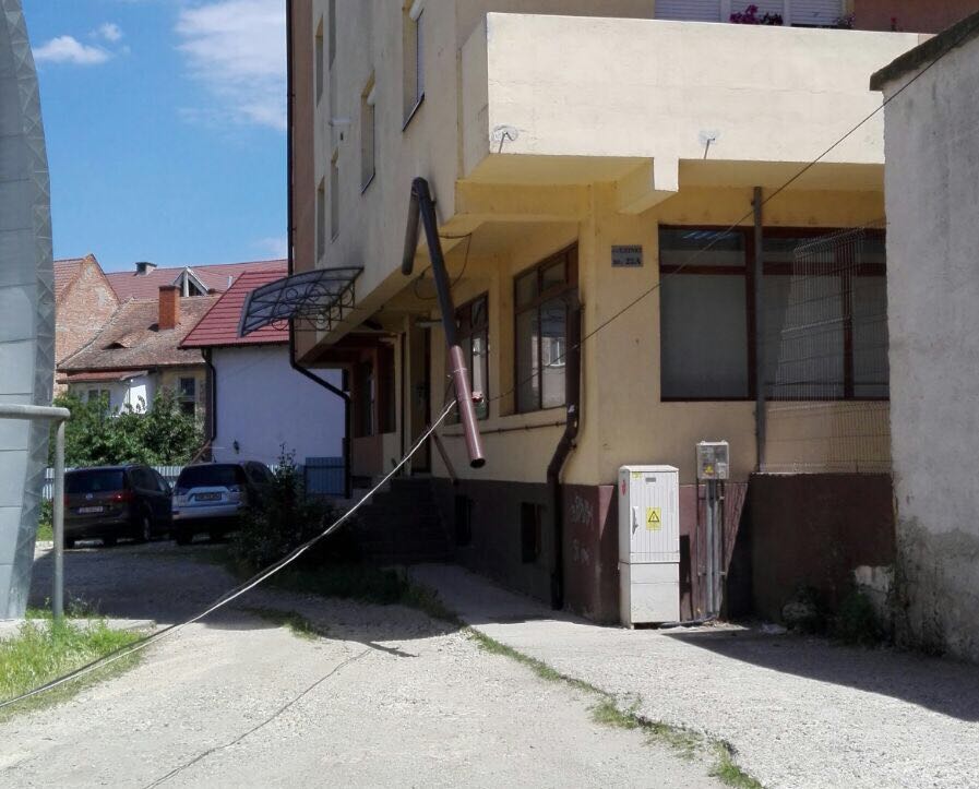 Un scoc pe care erau legate improvizat câteva cabluri, a cedat