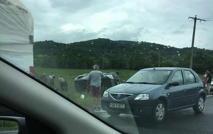 FOTO: Accident pe DN1 între o maşină şi un microbuz de marfă, trei persoane rănite