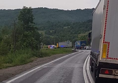 Accident grav pe Hula Bradului, o maşină s-a izbit într-un TIR
