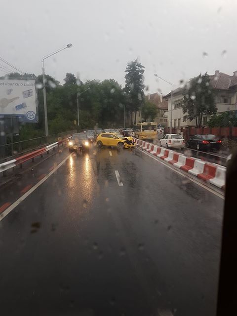 Accident pe Şoseaua Alba Iulia, o maşină s-a răsturnat
